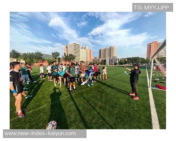 新疆孩子足球梦想启航让青春在绿茵场上绽放光彩